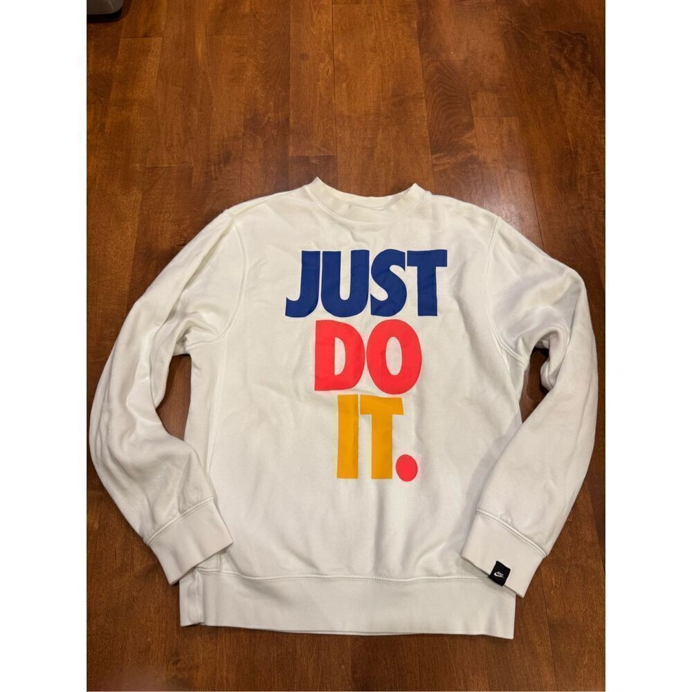 Woman’s Nike just do it sweatshirt size small